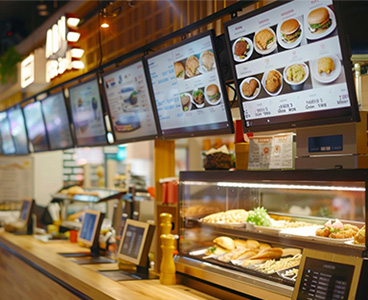 隨著快速服務餐飲 (Quick-Service Restaurants, QSRs) 持續演進，速度已不再是唯一需求。現今消費者期待更流暢、更個人化且更具視覺吸引力的點餐體驗。對QSR業者而言，此趨勢正推動門市導入更智慧化的科技，以提升服務效率、縮短顧客等候時間，並支援更彈性的營運模式。
